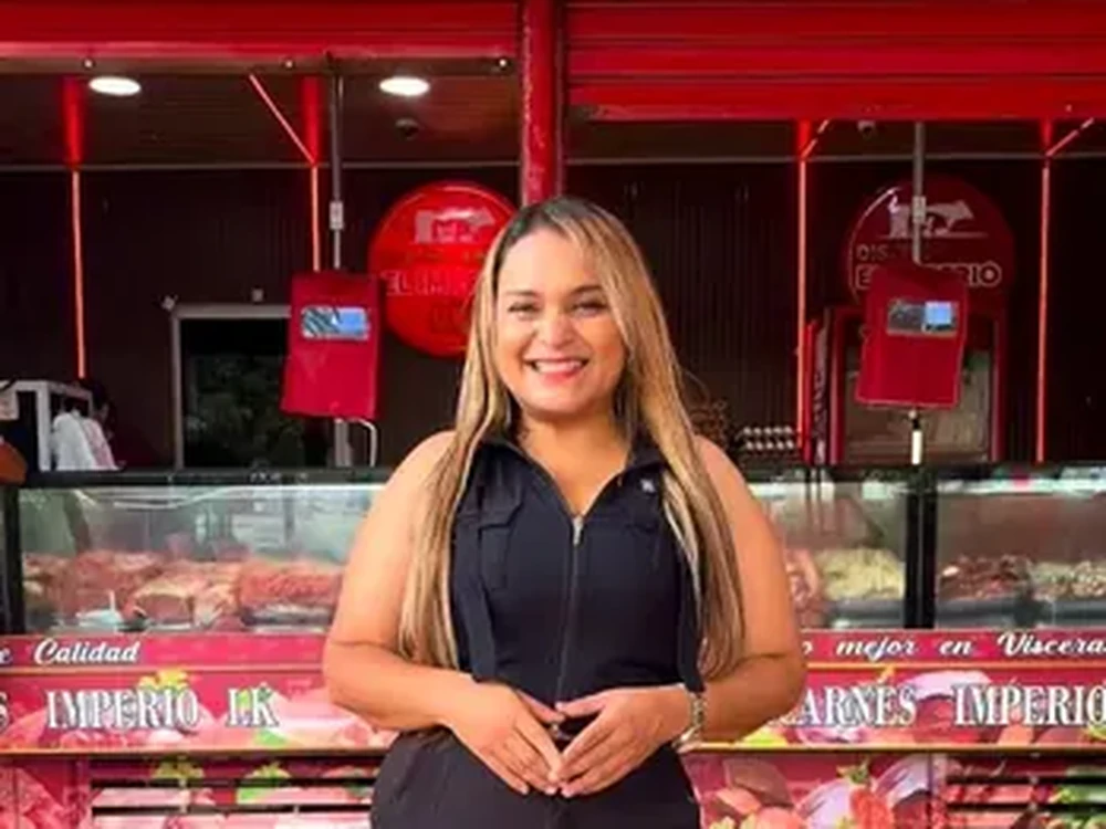 Fachada y vitrina de Districarnes El Imperio LK en Barrio Terranova